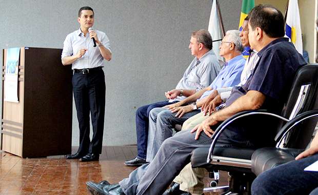 Pereira discursa observado por Halum e demais autoridades