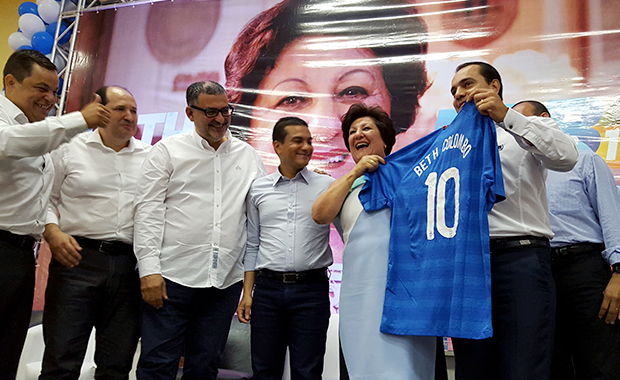 Beth recebe camisa "10" com seu nome inscrito: entrou para o time