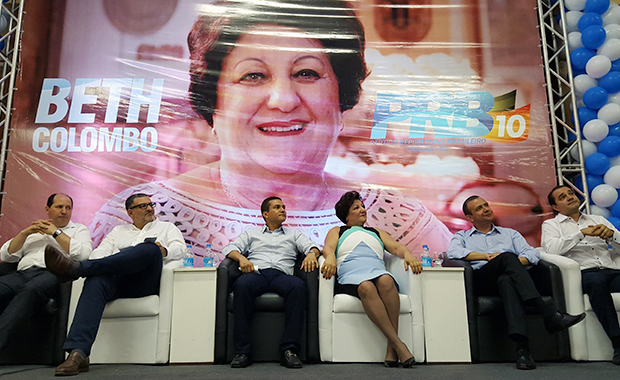 Pereira ladeado por Beth e Jairo durante cerimônia de filiação da vice-prefeita