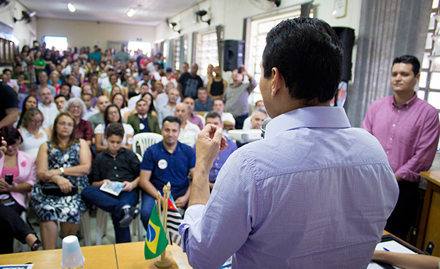Marcos Pereira discursa na Câmara de Francisco Morato: lotada