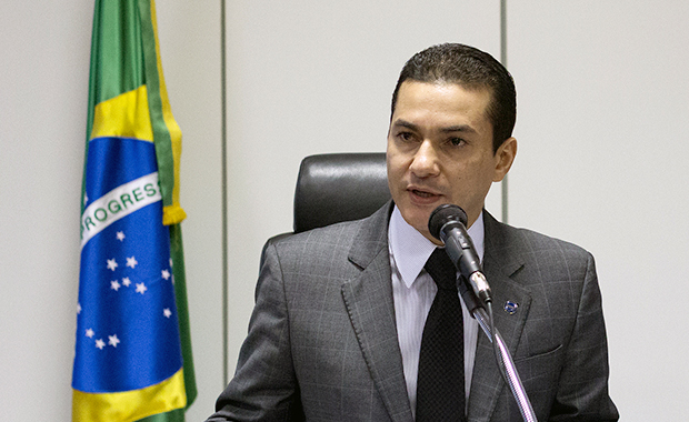 Ministro Marcos Pereira assinou hoje a medida que zera o imposto de importação do feijão