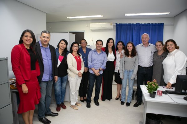 Lideranças políticas, agentes de saúde e munícipes na inauguração da UBS 2 Ame Mais