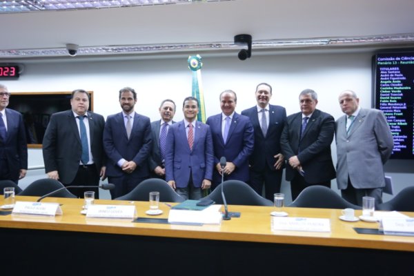 Lideranças no lançamento da Frente Parlamentar Mista para o Desenvolvimento da Indústria Elétrica e Eletrônica