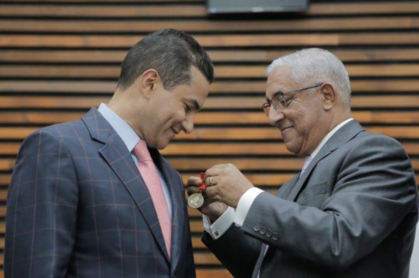 Vereador Roberto Oliveira Teixeira entrega Medalha de Honra ao Mérito Braz Cubas para Marcos Pereira