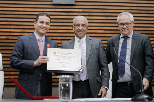 Vereador Rui de Rosis e vereador Roberto Oliveira Teixeira entregam certificado da Medalha de Honra ao Mérito Braz Cubas para Marcos Pereira 