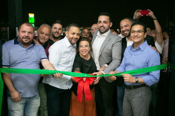 A diretora da FAEM, Dra. Margarida Cecília, o prefeito de Embu das Artes, Ney Santos, e o deputado Marcos Pereira cortam a faixa de inauguração da faculdade