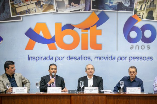 Marcos Pereira em reunião da Abit