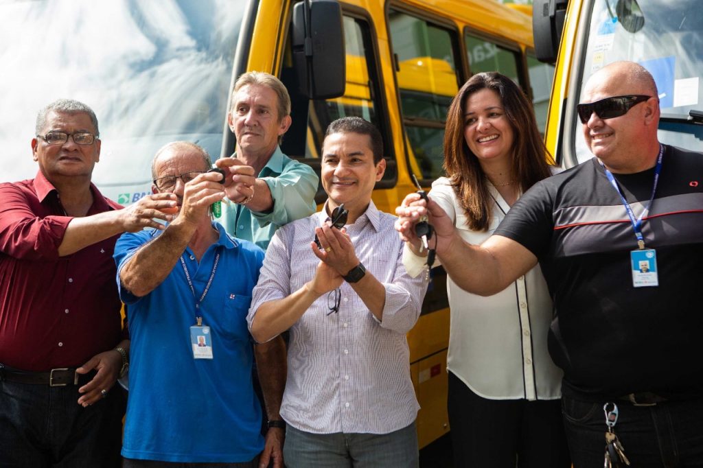 Marcos Pereira entrega ônibus escolares em Francisco Morato