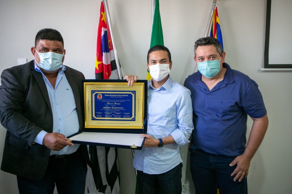 Durante visita ao município de Artur Nogueira, Marcos Pereira anunciou recursos e recebeu uma homenagem