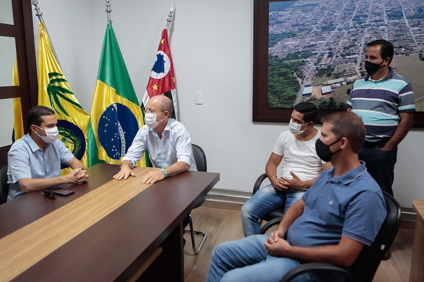 Deputado em reunião com lideranças políticas e empresários de Pindorama