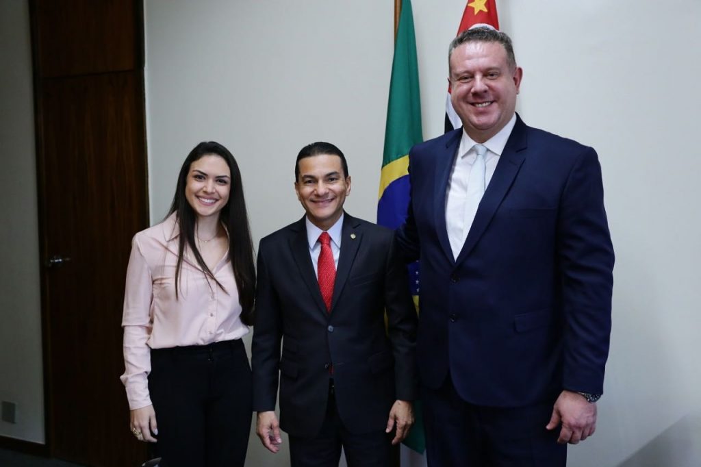 Marcos Pereira recebe o Dau Fabri e a presidente local do Republicanos, Mirella Pandolfi, da cidade de Tietê