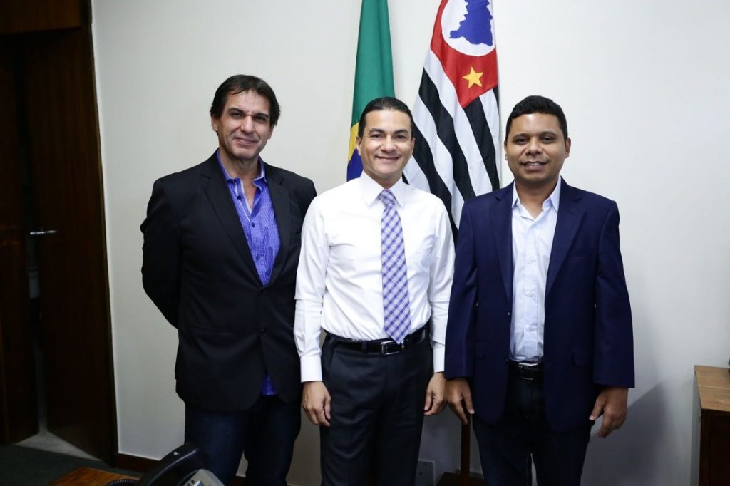 Deputado Marcos Pereira ao lado do ex-secretário de Planejamento de Mirante do Paranapanema, Edivaldo Pereira, e do coordenador regional Mário Martins