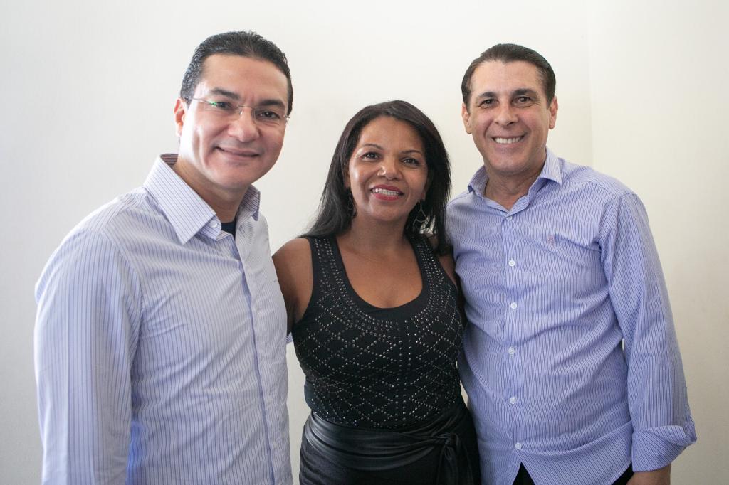 Deputado Marcos Pereira ao lado da presidente municipal do Republicanos, Cidinha Firmino, e do deputado estadual Sebastião Santos