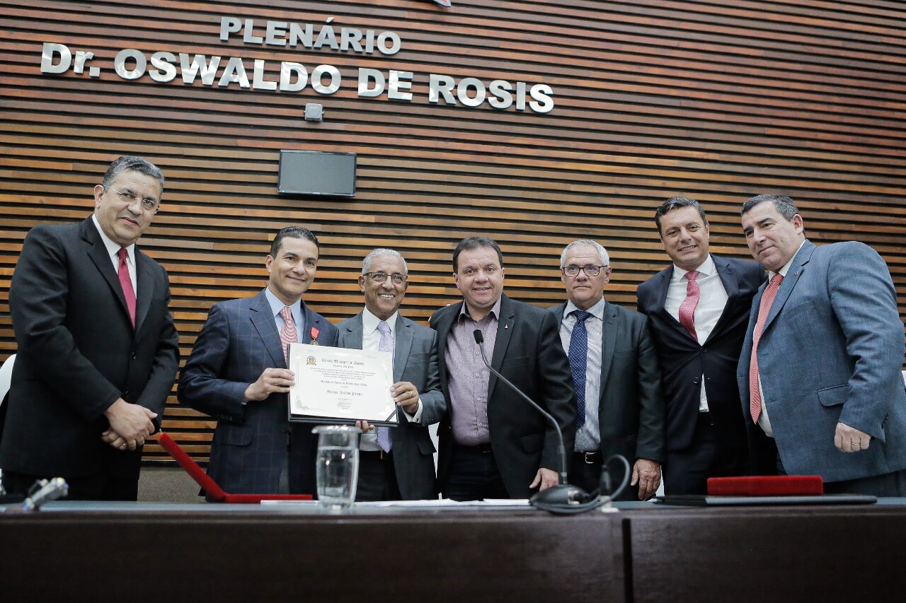 Marcos Pereira recebe a Medalha de Honra ao Mérito Braz Cubas em Santos